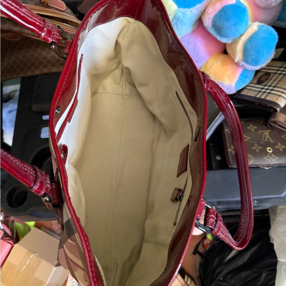 Burberry tote! Just in time for Valentine’s Day! - Picture 4 of 12